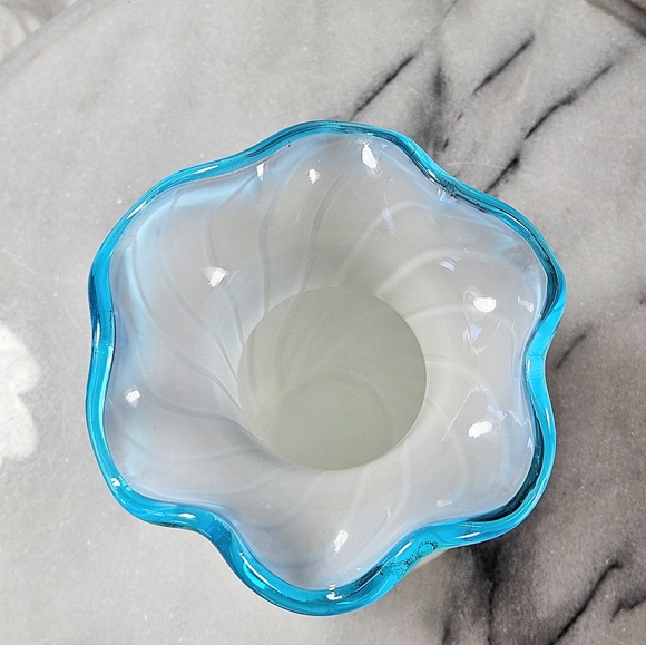 Vintage Hand Blown Art Glass Optic Swirl Vase With Blue Ruffled Rim Vintage 6" - Picture 3 of 6